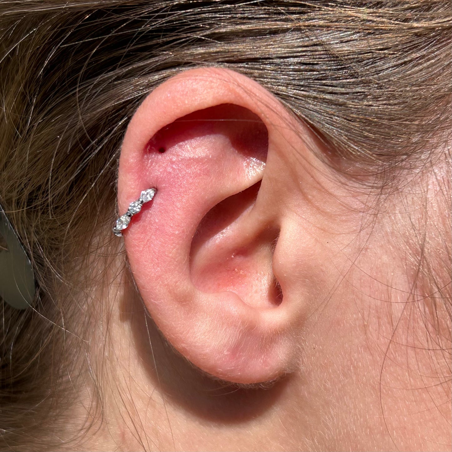 Titanový piercing Pleias, bílý kamínek, z pozlaceného titanu